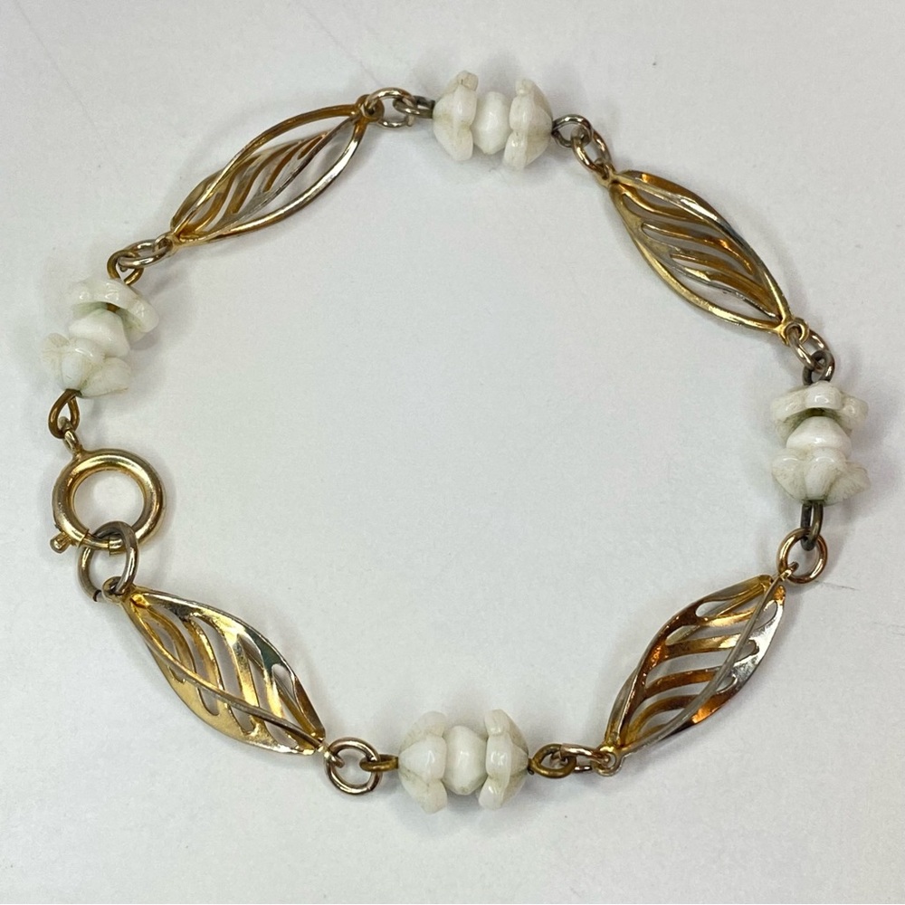 Vintage Gold Tone Twisted Textured White Floral Station Bead Dainty Bracelet 7"
